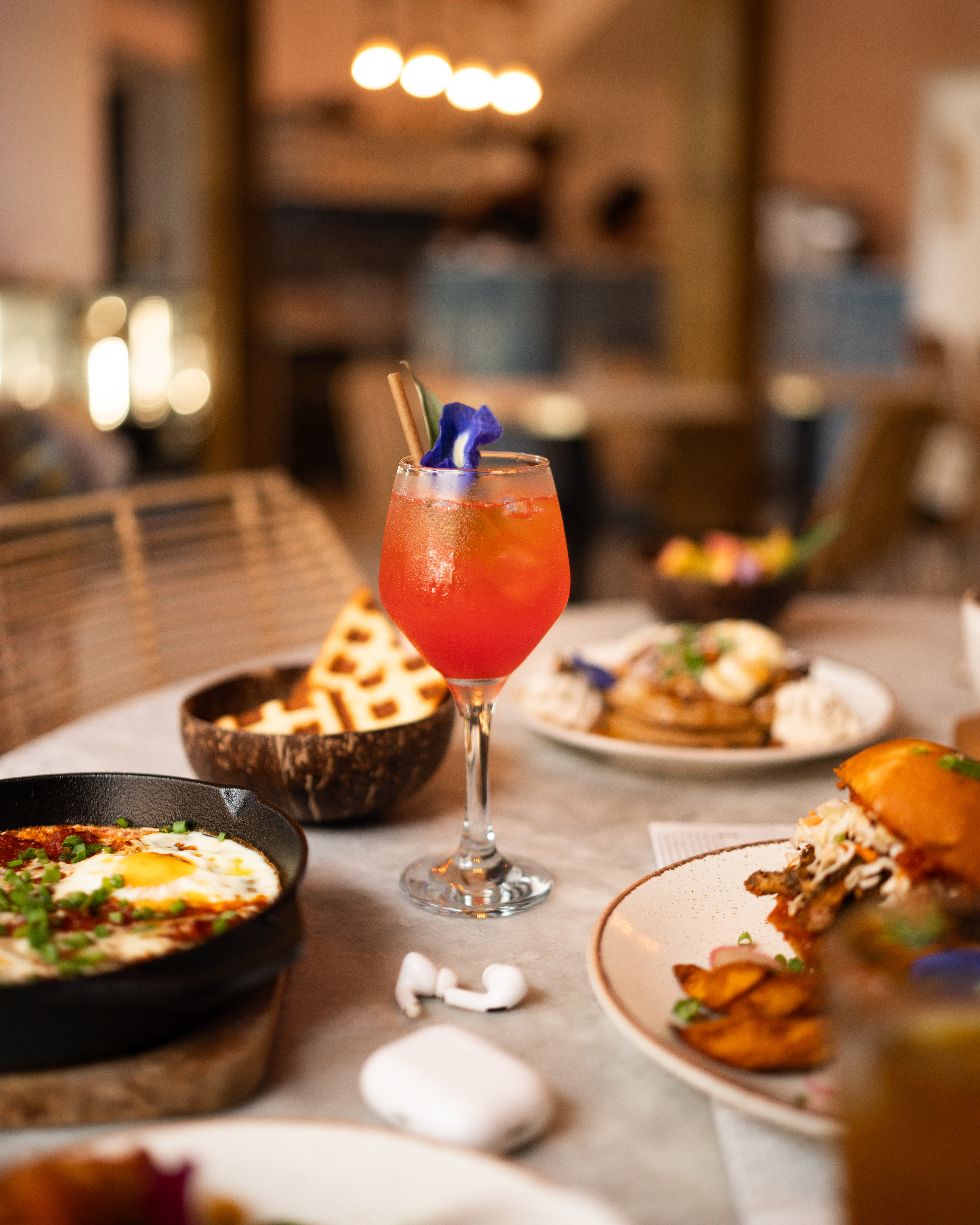 Boisson signature colorée chez Zakari Brunch and Coffee